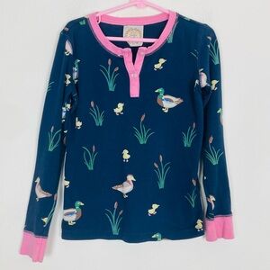 Beaufort Bonnet Company blue w/pink trim duck print long sleeve Henley T-shirt 7
